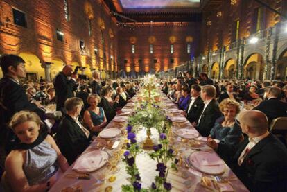 Imponente panorama del gran salón del Ayuntamiento de Estocolmo, con la mesa de honor en primer plano, durante la cena de los Nobel.