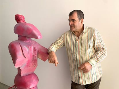 Leiro, junto a la obra ‘Pirata.