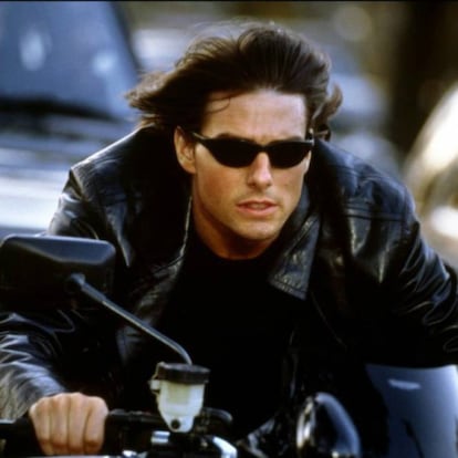 Se algo caracteriza a saga de Missão Impossível é que sua falta de personalidade e continuidade acaba funcionando a seu favor. Ethan Hunt é um personagem vazio, sem caráter nem conflito, é uma desculpa para que Tom Cruise faça coisas. Assim, seu universo pode ser retecido sem problemas em cada versão. Nesta, dirigida por John Woo, se viu preso numa extravagância brega, que já estava fora de moda quando estreou. Matrix era o futuro, e Missão Impossível tentou se fazer moderna com (excessiva) câmera lenta, hipertrofia digital, desafios à gravidade e pombos num sótão. O bom do abuso da câmera lenta é que podemos ver que Tom Cruise sempre faz suas cenas de ação, sem dublês, para dar ao público a autenticidade que ninguém mais pede nos filmes de ação. Gesto louvável, embora a mistura de falhas e Semana Santa de Sevilha deixe bem claro o lugar ocupado pela Espanha na lista de prioridades de Hollywood. Anthony Hopkins nem deve se lembrar.