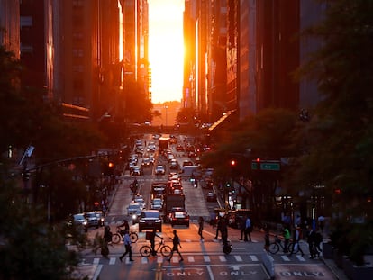 El atardecer en la calle 42 de la ciudad de Nueva York, el 6 de junio de 2022.