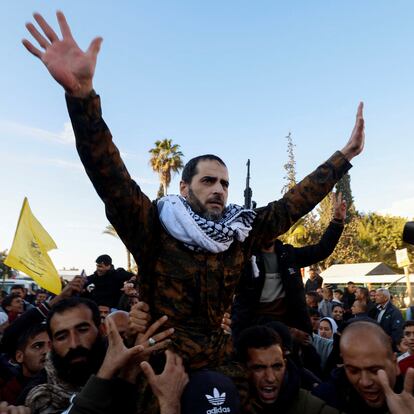 A freed Palestinian prisoner is carried by people after he was released by Israel as part of a hostages-prisoners swap and a ceasefire deal in Gaza between Hamas and Israel, in Khan Younis in the southern Gaza Strip, January 25, 2025. REUTERS/Mohammed Salem