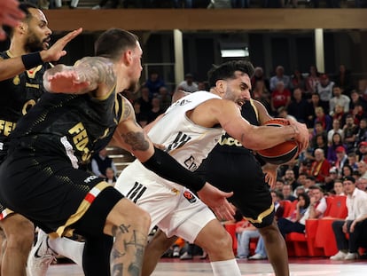 Facundo Campazzo entra a canasta en el partido de este viernes.