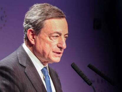 El presidente del Banco Central Europeo (BCE), Mario Draghi, pronuncia un discurso durante el 28 Congreso de Banca Europea en la &Oacute;pera Antigua de Fr&aacute;ncfort (Alemania).