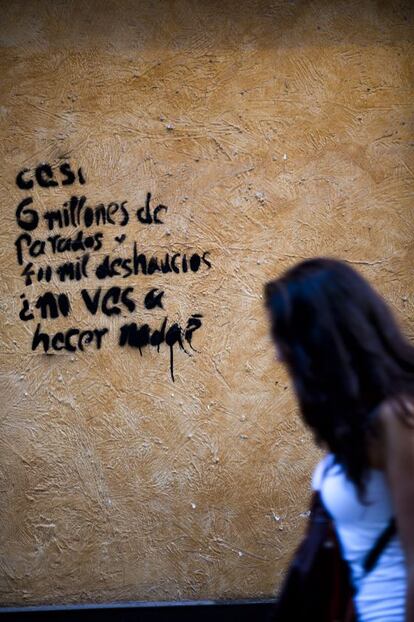Una pintada en el centro de Madrid llama a la acción contra el aumento del paro y los desahucios,