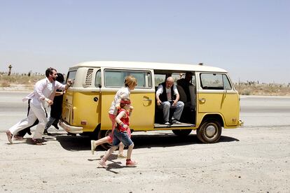 Steve Carrel, Toni Collette, Abigail Breslin y Alan Arkin en?Peque?a Miss Sunshine (2006).