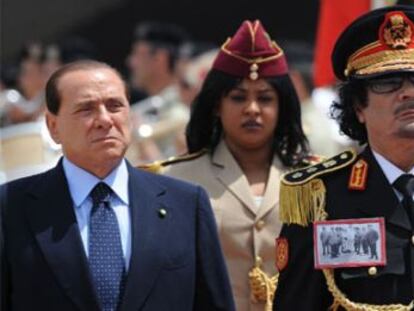 El primer ministro italiano, Silvio Berlusconi, recibe a Gadafi en 2009.