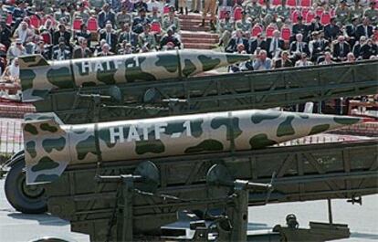 Exihibición del primer modelo de los misiles de fabricación paquistaní HATF, realizada en 1997.