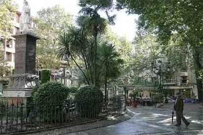 Plaza de Mariana Pineda en Granada; la cafetería-churrería Fútbol, al fondo a la derecha.