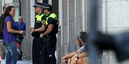 Policías municipales patrullando por el centro el viernes.