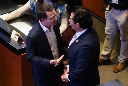 Los senadores Ricardo Anaya y Enrique Vargas durante una sesión ordinaria, el pasado 25 de febrero.