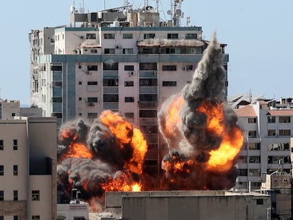 La torre de 12 plantas, que albergaba las oficinas locales de Associated Press y Al Jazeera, que fue alcanzada por un misil israelí, el sábado en la ciudad de Gaza.