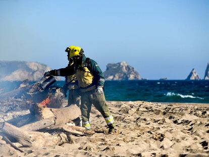 Personal del equip de prevenció contra incendis crema el troncs. 