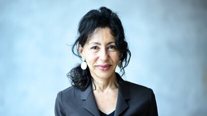 La escritora francesa Yasmina Reza, en la recogida de un premio en la Academia de las Artes de Berlín en diciembre de 2022.