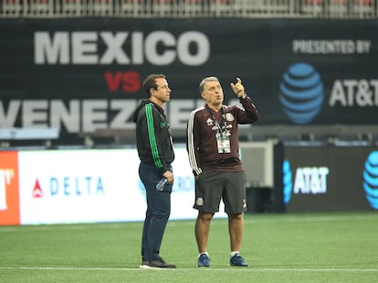 Gerardo Torrado, quien fuera director de selecciones de México, junto al seleccionador argentino Tata Martino.