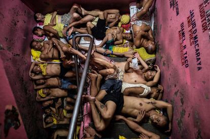 Reclusos duermen en las escaleras de una cárcel de la ciudad de Quezón (Filipinas), el 21 de julio de 2016.