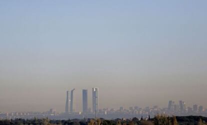 Polución en Madrid desde la M-40 a la altura del desvío a Ciudad de la Imagen, entre Pozuelo y Alcorcón.