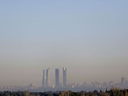 Poluci&oacute;n en Madrid desde la M-40 a la altura del desv&iacute;o a Ciudad de la Imagen, entre Pozuelo y Alcorc&oacute;n.
 
 