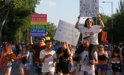 Jóvenes en el desfile del Orgullo en Madrid, en 2018.