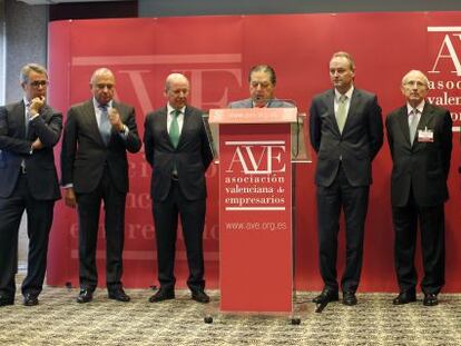 Vicente Boluda interviene tras la asamblea de AVE con el presidente Fabra a la derecha.