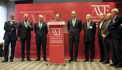 Vicente Boluda interviene tras la asamblea de AVE con el presidente Fabra a la derecha.