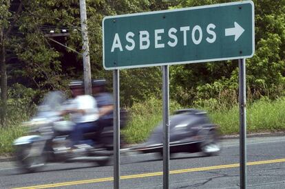 Señal a la entrada de Asbestos (Canadá). 