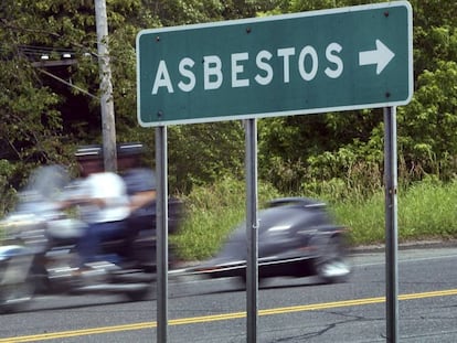 Señal a la entrada de Asbestos (Canadá). 