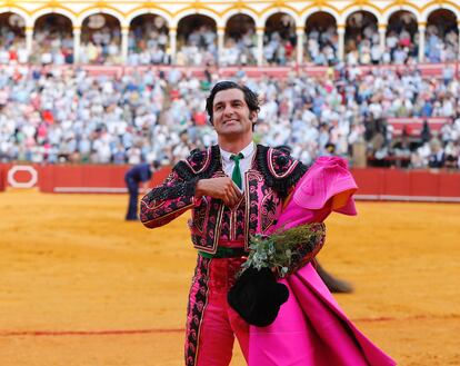 Morante de la Puebla, en la vuelta al ruedo tras cortar dos orejas al cuarto de la tarde.