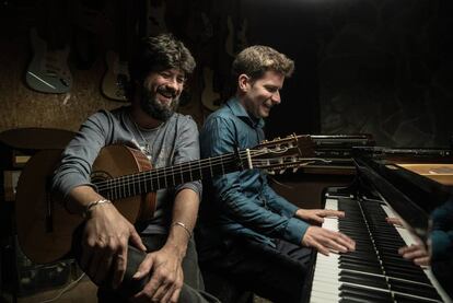 Chicuelo y Mezquida, durante la grabación en los estudios Sol de Sants.