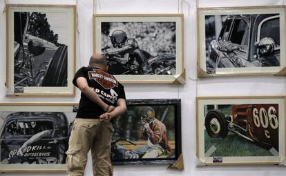 Un asistente a Mulafest observa una exposición fotográfica.