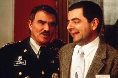 Mr. Bean (derecha) y Burt Reynolds, en 'Bean: Lo último en cine catastrófico'.
