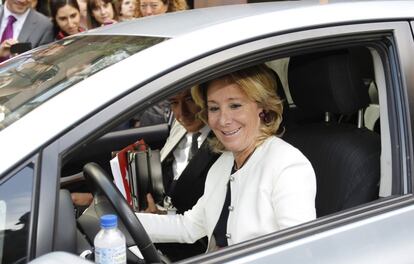 La imagen del día: Esperanza Aguirre conduciendo su coche y con Ignacio González, su sucesor al frente de la Comunidad de Madrid -como ella misma avanzó al anunciar su retirada- de copiloto. La expresidenta ha llegado sola, pero González se ha subido al coche para acompañarla al aparcamiento.