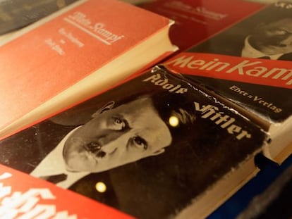Copias antiguas de 'Mi lucha' de Adolf Hitler, desplegadas en una librería en 2016 durante la presentación del libro, reeditado en Alemania por primera vez en 70 años.