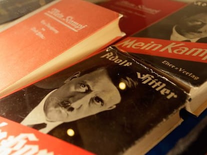 Copias antiguas de &#039;Mein Kampf&#039;, de Adolf Hitler, desplegadas durante la presentaci&oacute;n del libro reeditado en Alemania por primera vez desde la II Guerra Mundial.