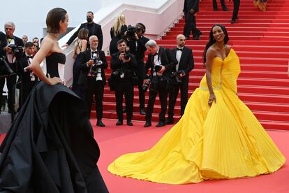 Josephine Skriver-Karlsen y Jasmine Tookes, también ángel de Victoria's Secret desde 2014, cruzaron miradas sobre la alfombra roja al lucir ambas dos de los vestidos más expansivos de la jornada.