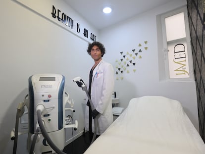 Sergio Fernandez, médico miembro de la Sociedad Española de Medicina Estética en su consulta privada de Madrid.