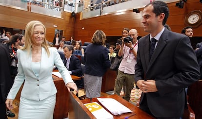Cristina Cifuentes (PP) guiña un ojo a Ignacio Aguado de Ciudadanos, en el acto de constitución de la Asamblea de Madrid. 9 de junio de 2015.