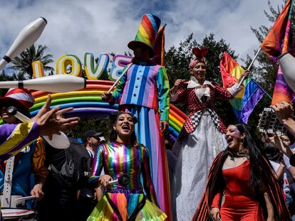 Un espectáculo con música, zancos y malabares en la celebración la marcha LGBTIQ+, en Bogotá, este 3 de julio.