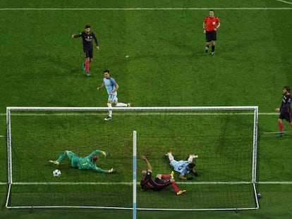 Gundogan marca o terceiro para o City contra o Barcelona.