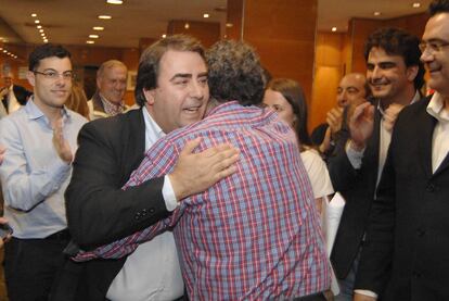 Carlos Negreira, alcalde electo de A Coruña, es felicitado por sus seguidores en la sede del PP.