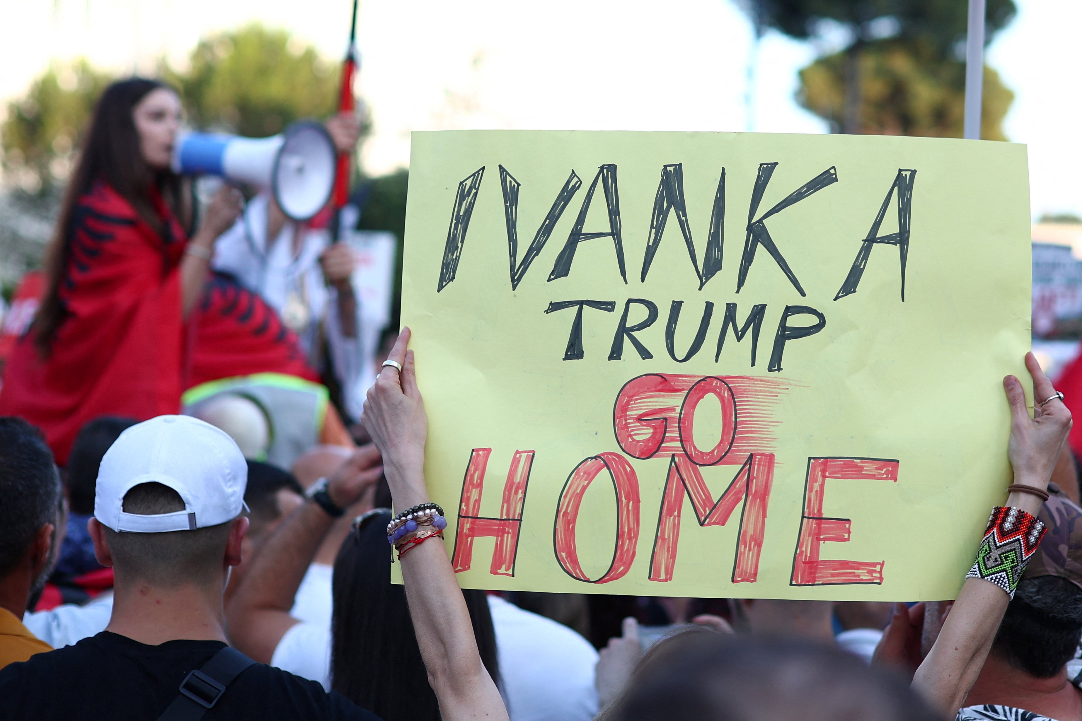 Miles de personas protestan en Albania contra dos proyectos inmobiliarios de la familia Trump