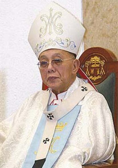 El cardenal Jaime Sin, durante una misa en Manila en julio de 2003.