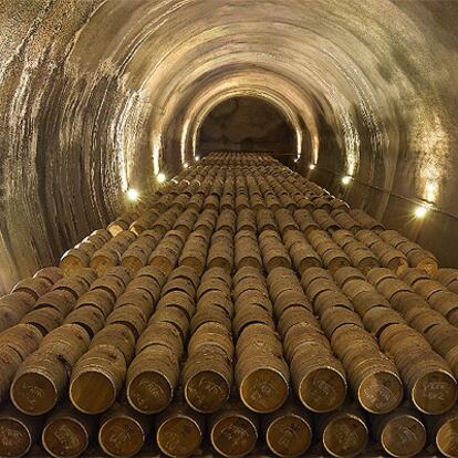 Imagen de unas bodegas de vino español.