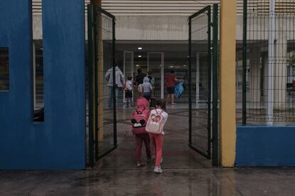 Dos de las hijas de Priscila llegan a su escuela en Baixa Sapateiro.