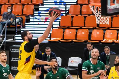 Mirotic anota ante la defensa de Unicaja.