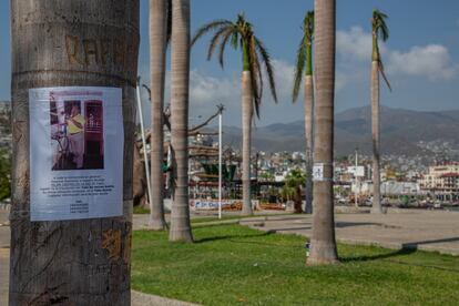 Un cartel de búsqueda de Felipe Castro, capitán del 'Aca Rey', el 17 de noviembre en Acapulco.