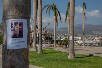 Un cartel de búsqueda de Felipe Castro, capitán del 'Aca Rey', el 17 de noviembre en Acapulco.