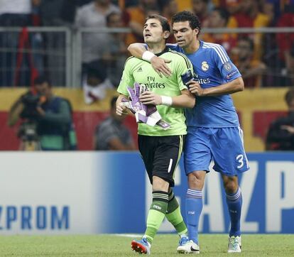 Casillas, que se retira lesionado, es consolado por Pepe.