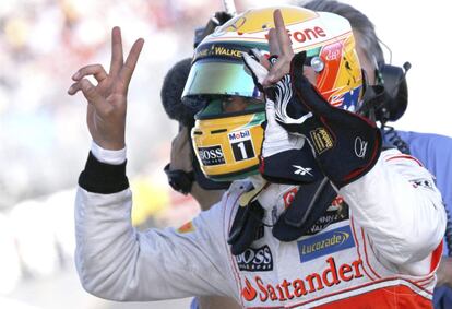 El piloto británico Lewis Hamilton (McLaren Mercedes) celebra el primer puesto en la clasificación