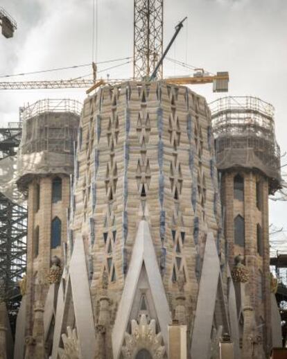 La torre de María, en primer plano con las aristas azules.