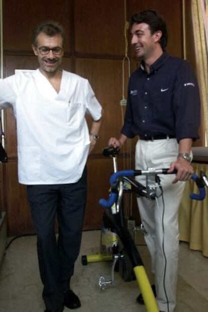 Luis García del Moral y José Martí (d) junto a una bicicleta de Armstrong
